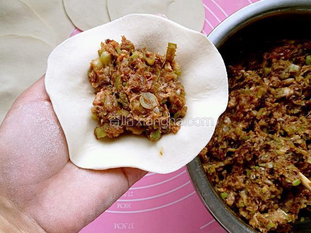 取一张包子皮，中间放入适量包子馅