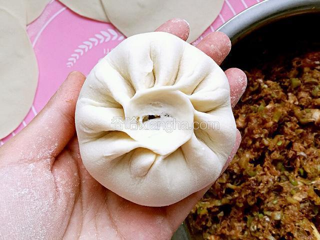 沿包子褶在捏一圈，捏出鱼嘴状