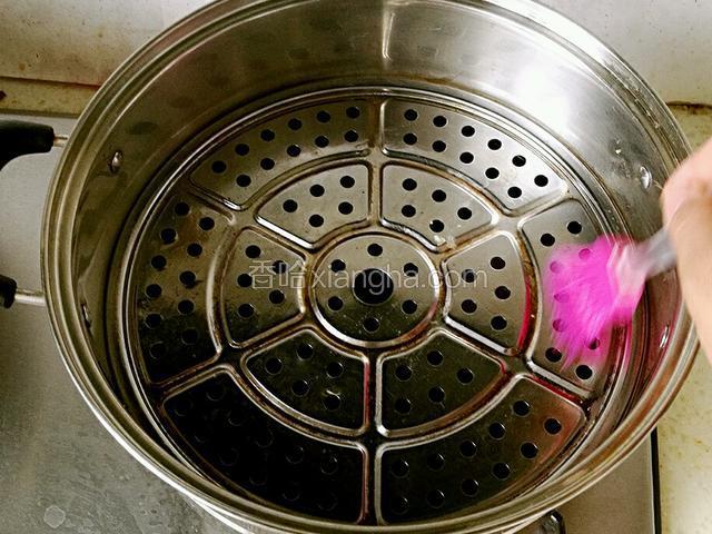 蒸锅加水烧开，篦子上刷一层薄薄的油