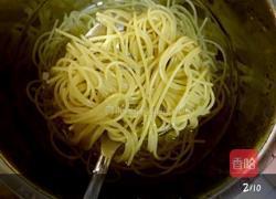 黑胡椒鸡脯意大利面的做法图解2