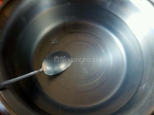 加入开水，不停的搅拌至全部溶解；