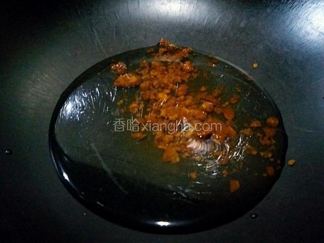 锅内加入适量水和红糖，小火熬制浓稠（大概5-8分钟）；