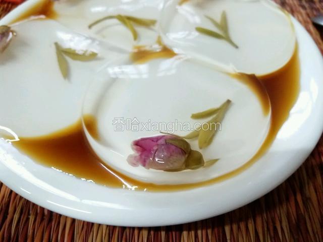 将彻底冷却后的冰粉脱模，根据自身口味儿淋上红糖水即可享用啦。