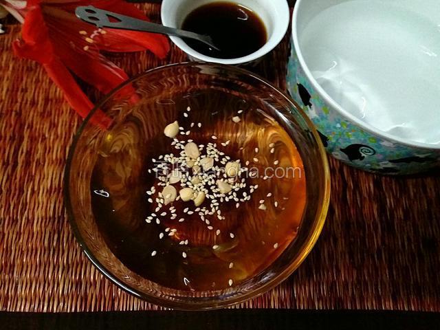 第二种做法就是将步骤5冷却后的冰粉盛出（多少自己定），捣碎，再淋上红糖水、白芝麻、花生碎即可享用。
