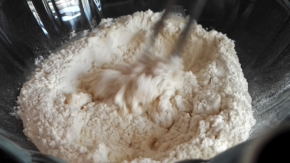 缓慢倒入水，边倒边搅拌成絮状