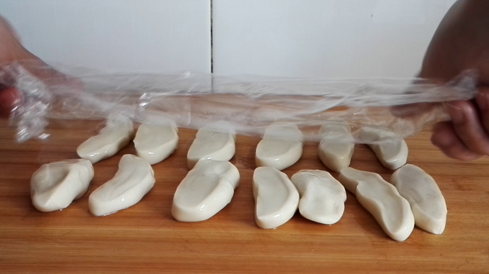  盖保鲜膜再饧10分钟