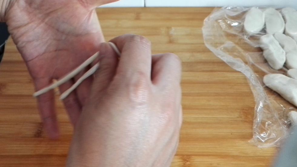 缠绕在手掌上