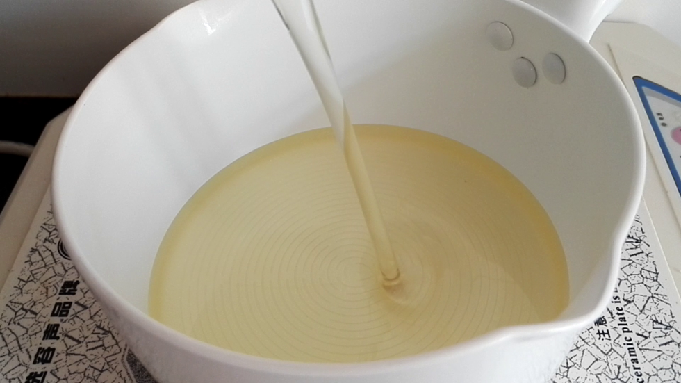 锅烧热后倒入食用油