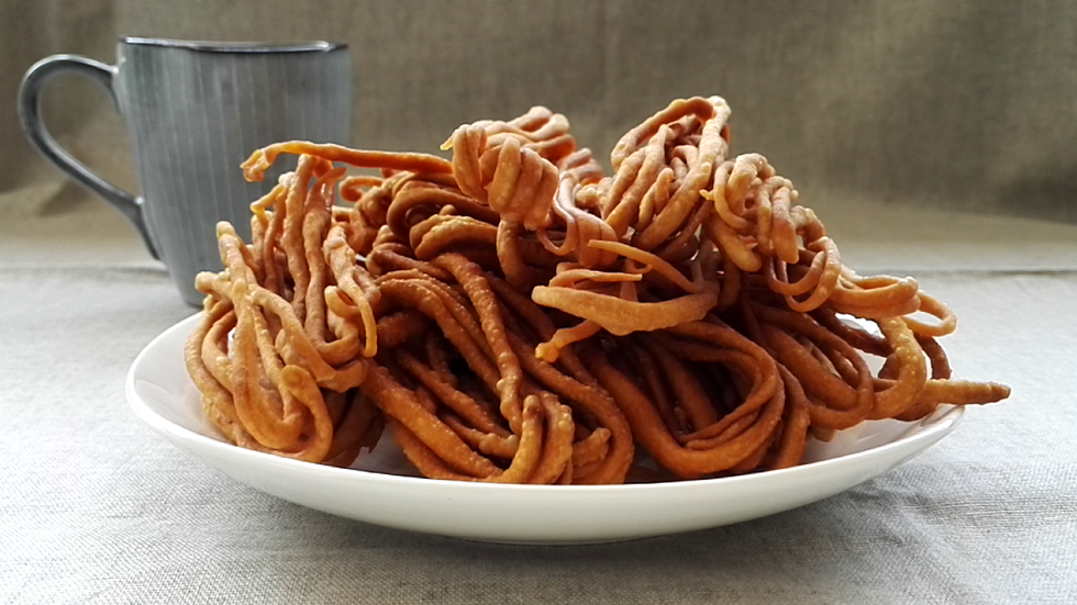 一道美味的油炸馓子就做好了