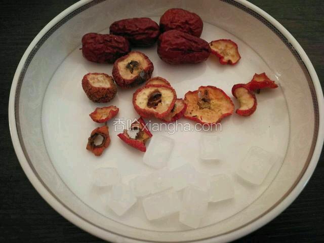 备好红枣，山楂，冰糖。