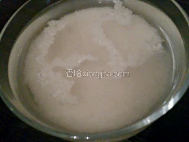 大米用清水浸泡1小时。