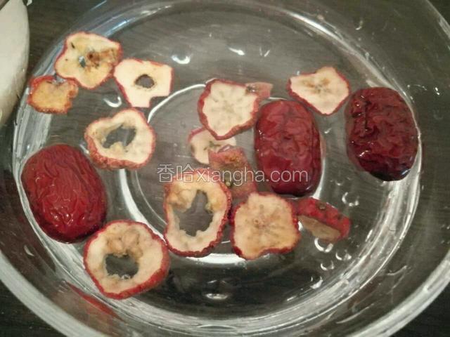 红枣，山楂片清洗干净，浸泡一会。