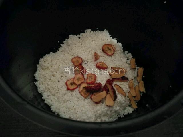 锅里放入浸泡好的大米，红枣，山楂片，冰糖。