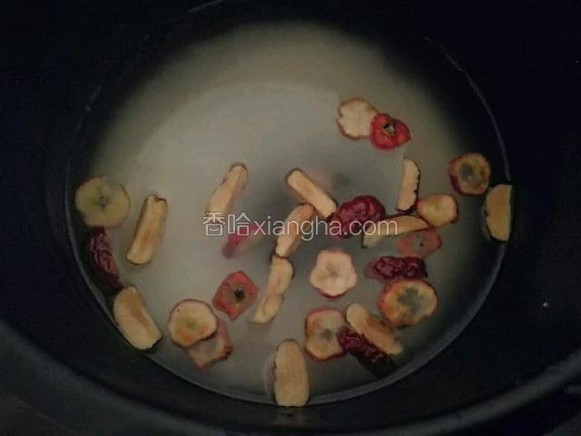 添入适量热水，用热水煮粥时间快，营养不流失。