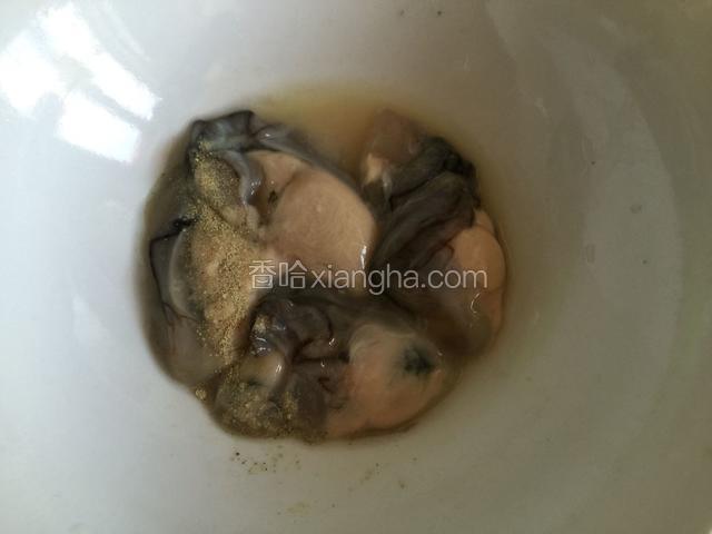 生蚝肉用料酒和胡椒粉腌制一会儿。