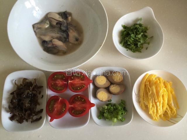 葱和香菜切末，木耳和蛋饼切丝，小柿子和鹌鹑蛋切两半。