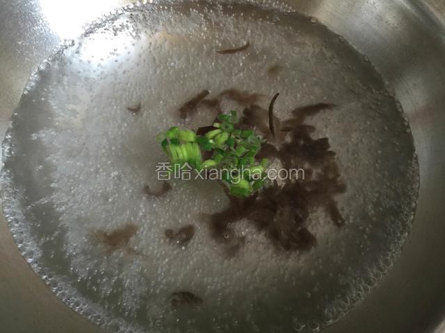添四碗水煮开。