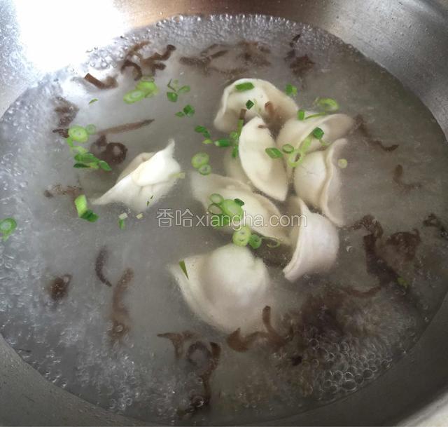 水开后放入馄饨，慢慢搅动以免馄饨粘锅底。