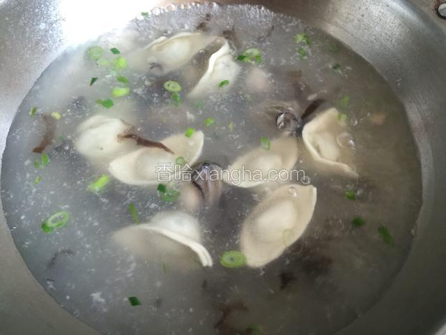 汤再次沸腾后放入生蚝肉煮开。