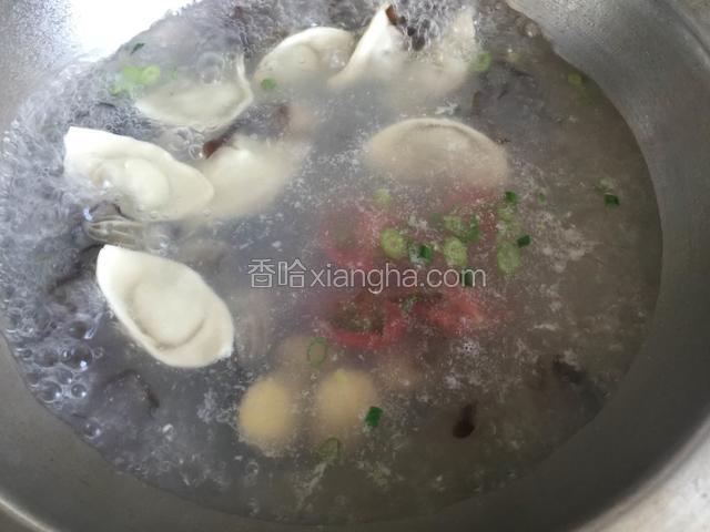 当馄饨煮至九成熟时放入小柿子和鹌鹑蛋。