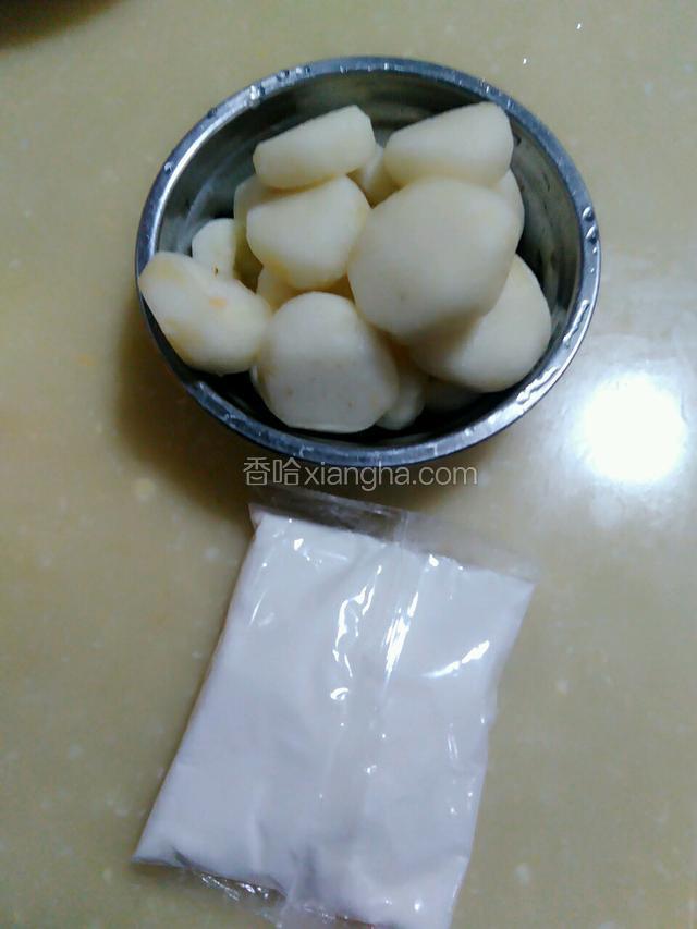 准备好马蹄和凉粉或马蹄糕粉。