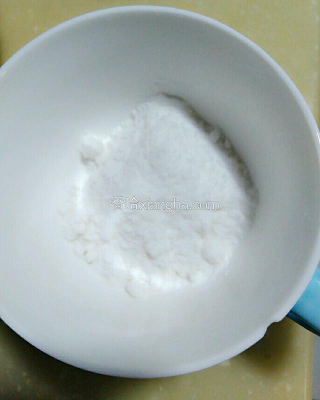 将一袋白凉粉放入碗中