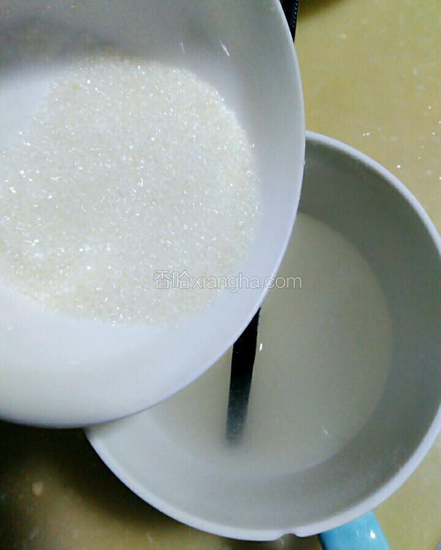 倒入适量清水调稀放入适量白糖搅拌均匀。