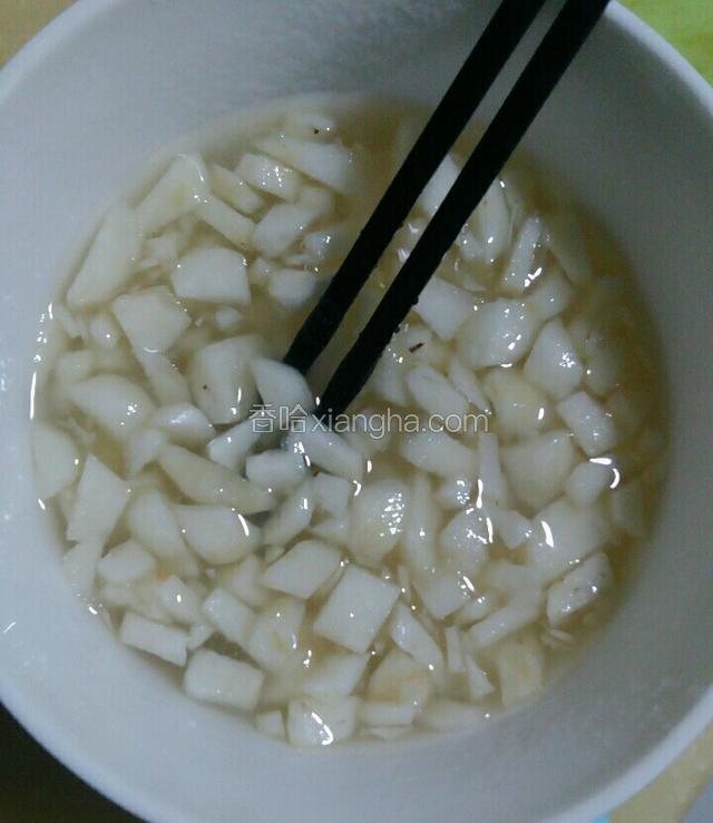 放入马蹄粒搅拌均匀。
