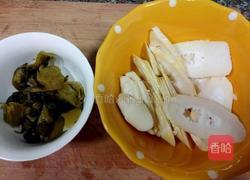 酸菜苦笋肉片汤的做法图解1