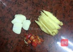 鳗鱼炒咸菜的做法图解2