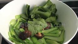 香菇炒上海青的做法图解8