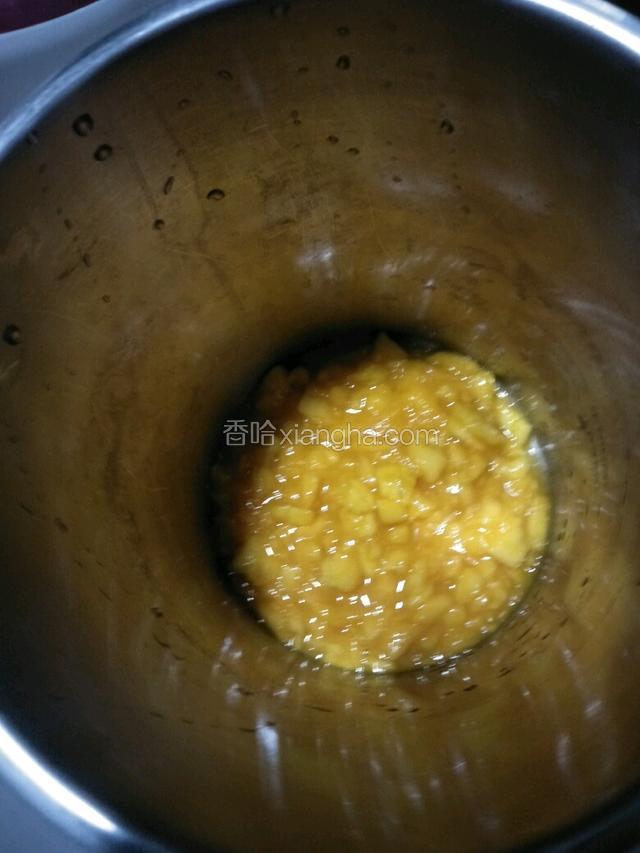 把芒果肉倒入豆浆机