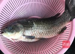 红烧鲫鱼配蘑菇的做法图解1