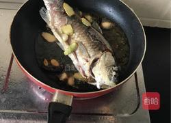 红烧鲫鱼配蘑菇的做法图解5