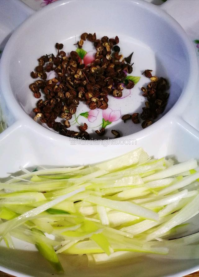 这时我们准备葱丝，花椒备用。