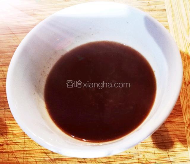 当鱼蒸好后，你鱼盘里的汤汁倒到小碗里，再把生抽，蒸鱼豉油，美极鲜露也同时倒到碗里混合，用微波炉加热一分钟。
