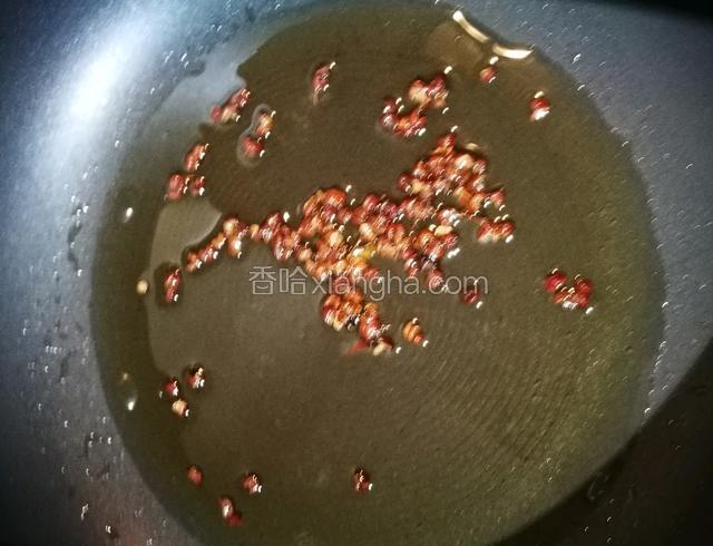 起锅加适量的米糠油，待油温八成热时把花椒下锅爆香后，用漏勺将花椒捞出。