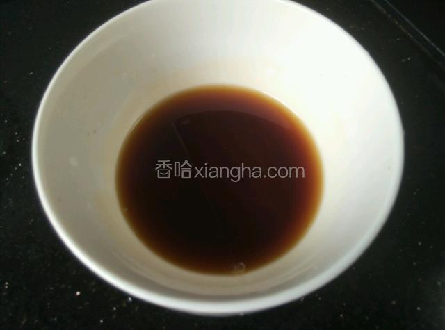 另取一个碗，加入适量盐、味精、生抽、料酒调成酱汁。