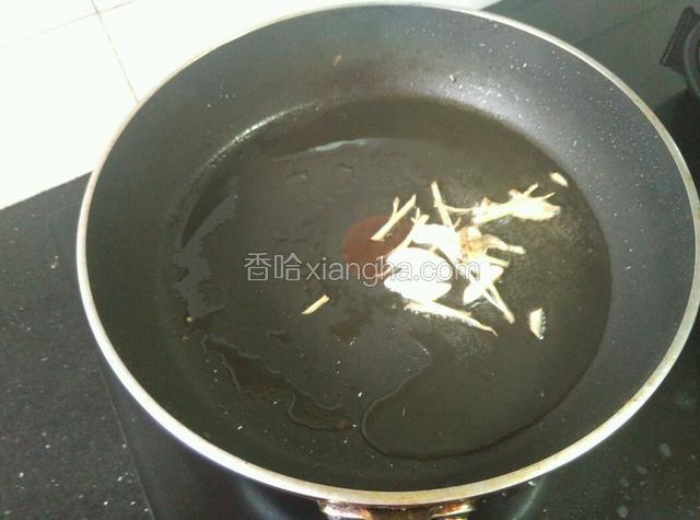 油锅烧热，下一部分姜蒜爆香。