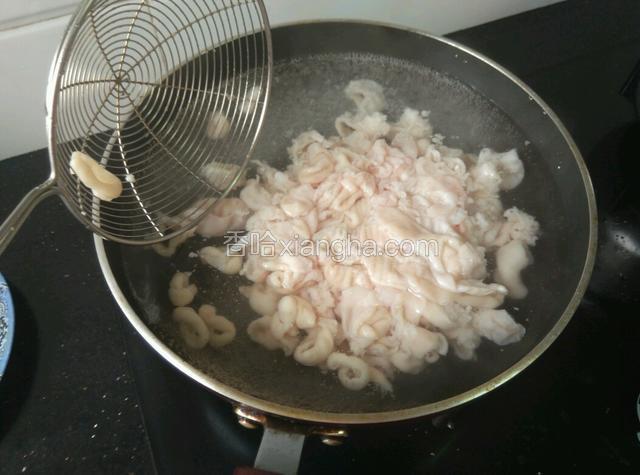 倒入大肠过一遍水后立即捞出（千万不要在锅里待久了，否则大肠炒出来咬不动）。