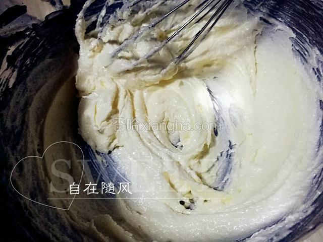黄油变软后用打蛋器搅拌 放入白糖办匀
