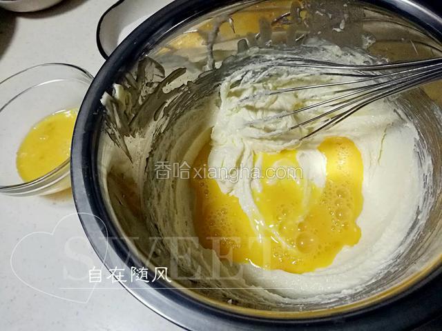 分两次加入鸡蛋液 继续搅拌至均匀