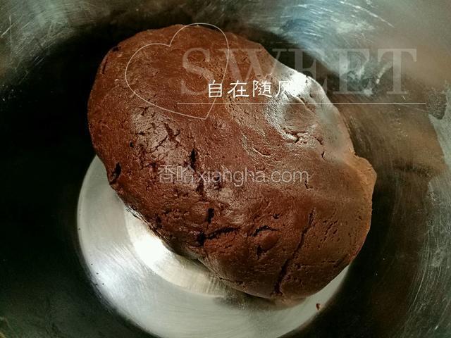 面和均匀 至无干粉 装入保鲜袋 放置冰箱冷藏一小时以后 取出 将面团做成相同大小的剂子 用手按成扁圆型放入烤盘 表面再装饰适量巧克力豆 入烤箱1000W 上下火烤制五六分钟即可
