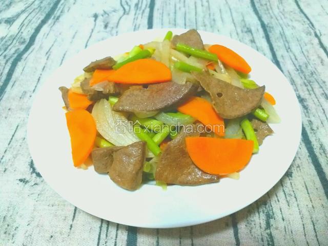 将菜盛入盘中。