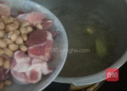 莲藕花生筒骨汤的做法图解2