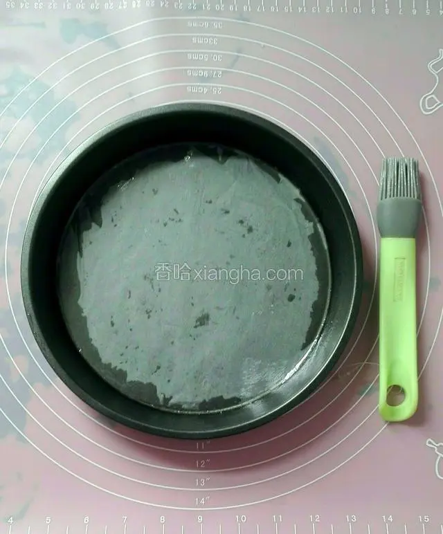 烤盘垫油纸，并在上面涂油防沾。