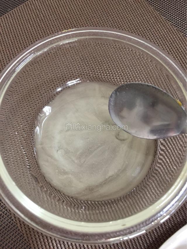 取无油无水玻璃密封碗一个 先放入一勺蜂蜜在底部