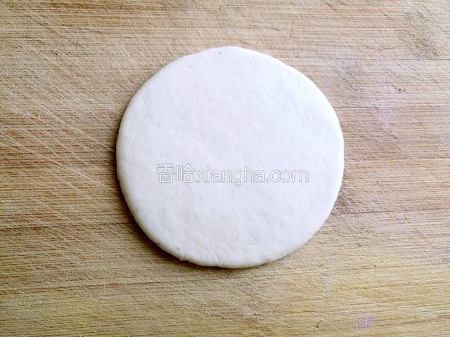 取一个面团擀平压成圆形。