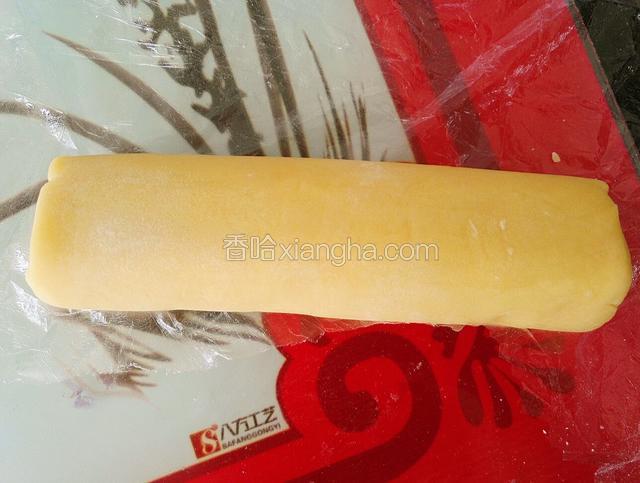 团成圆柱形，用保鲜膜包上，放冰箱冷冻20分钟，你时间多，也可以冷藏，冷冻容易冻的太结实，不好切