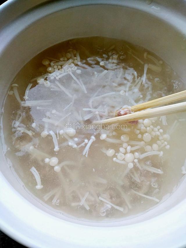 将肉丝放入用筷子轻轻拨散开加适量的盐和味极鲜。